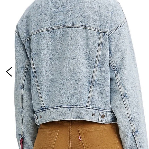 Oversized padded trucker jacket. Brand Levis, size small, snap button. - Picture 4 of 4